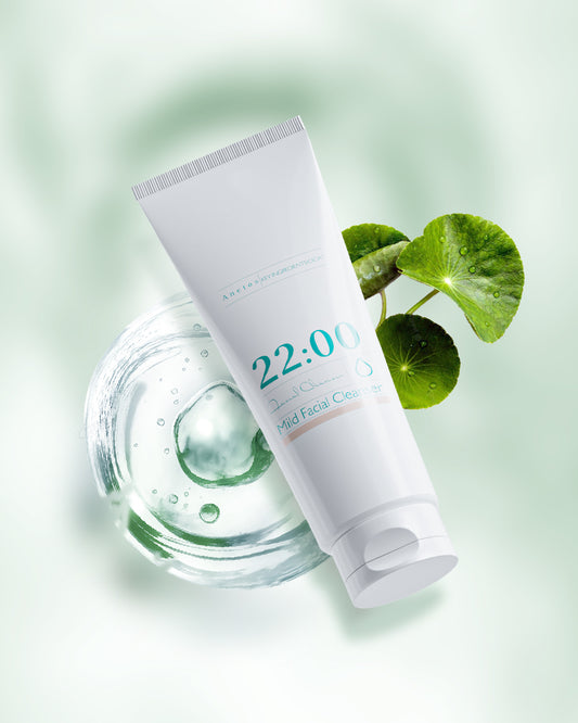 22:00 アネトス マイルド フェイシャル クレンザーと水のうつりのある画像