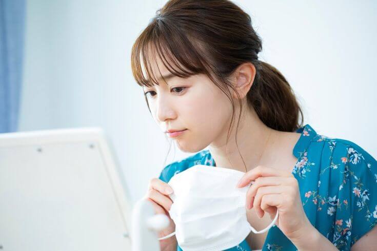 ニキビケアの基本：正しい習慣で肌を整え、毎日の実践でトラブルを予防するためのポイントを学ぶ女性