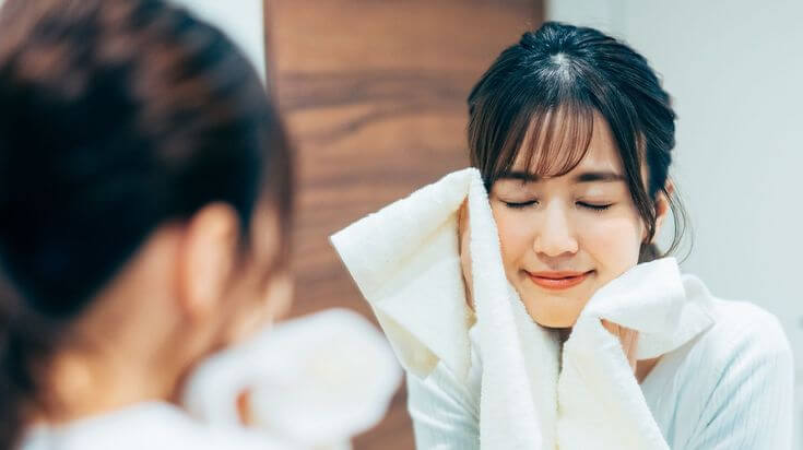 冬の肌荒れ対策で乾燥や赤みを防ぐ、正しいニキビケアの基本と習慣を実践中の女性