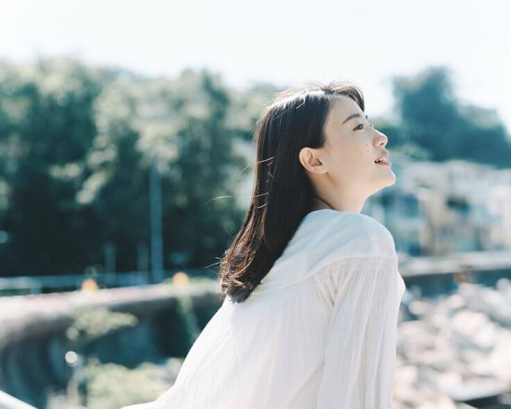 自分の肌の状態を理解して正しいスキンケアを選ぶための肌質セルフチェックの方法を考える女性