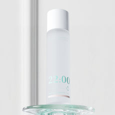 アネトス バランシング トリートメント トナーのボトルが透明な皿に置かれた画像。