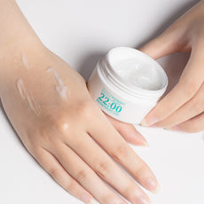 アネトス バランシング トリートメント クリームを塗った手とクリームの容器の画像