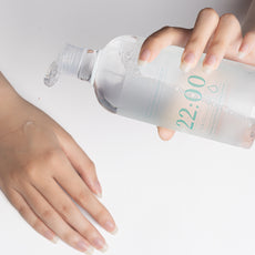 アネトス フェイシャル クレンジング ウォーターを手に持つ女性の手、清潔感のあるデザインのボトル